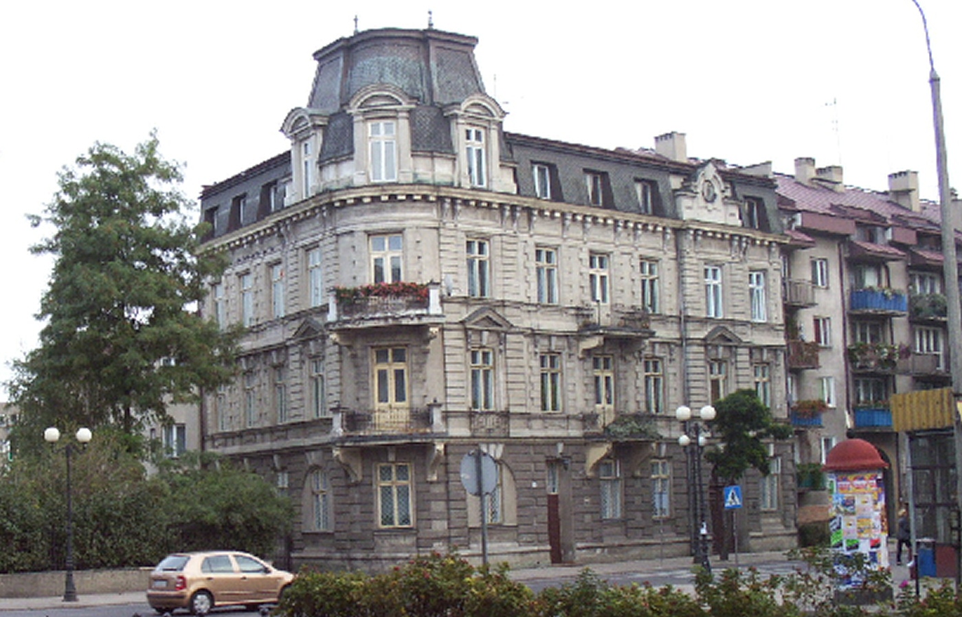 Zabytkowa kamienica — fotografia z cyklu Dawniej i dzisiaj